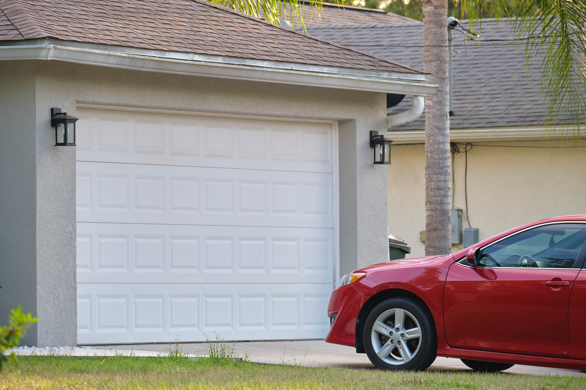 Garažna vrata lahko tako estetsko kot praktično pripomorejo k hiši